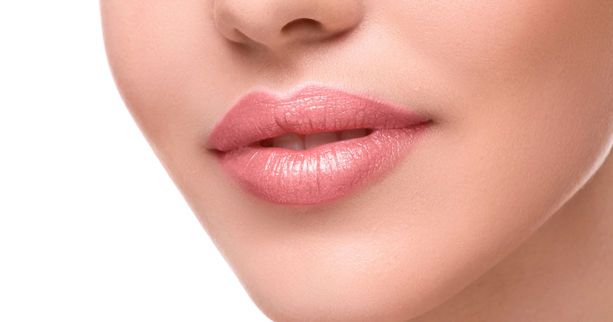 A telt ajkak titka. Mely kozmetikumok segíthetnek a telt ajkak elérésében?